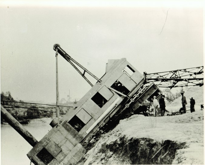 Operating the large steam shovels to dig out the canal had to be a dangerous job. REHOBOTH BEACH MUSEUM PHOTO